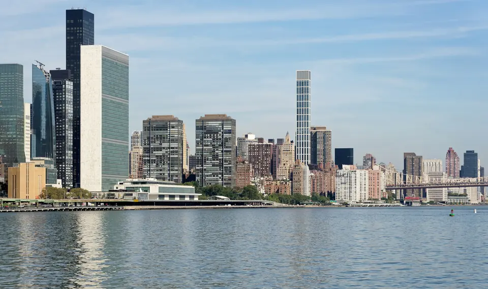 FNs hovedkvarter og skyskrapere langs East River i New York en klar dag
