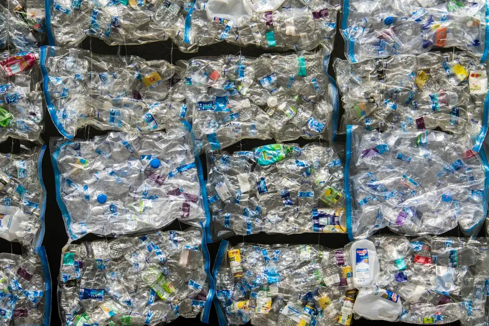 Pressede baller med tomme plastflasker stablet tett i tett